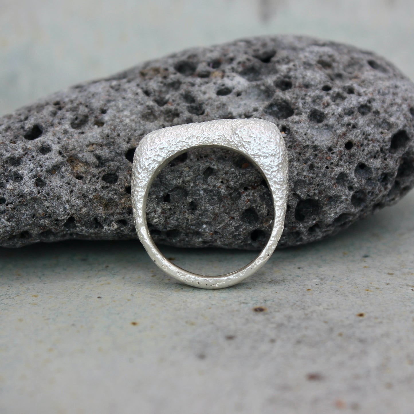 Jigéen Ring | sand texture