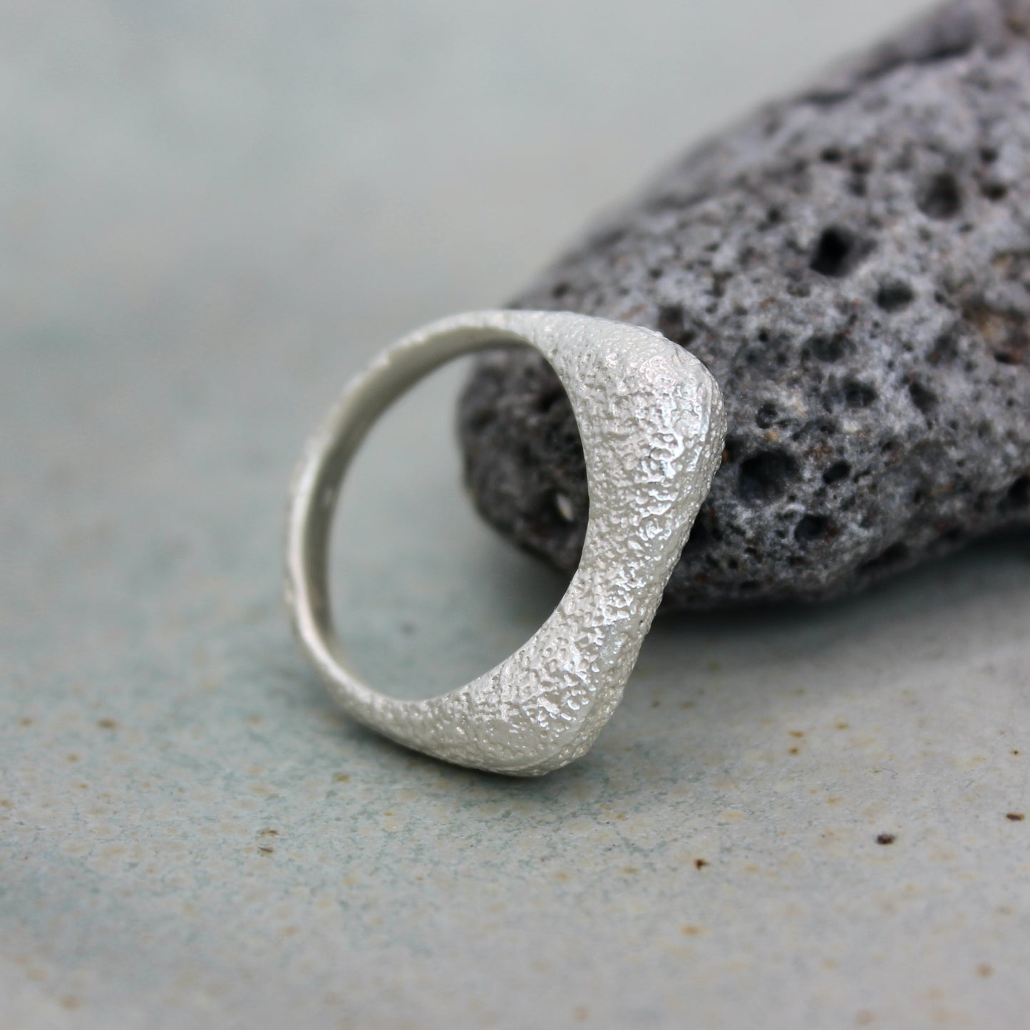 Jigéen Ring | sand texture