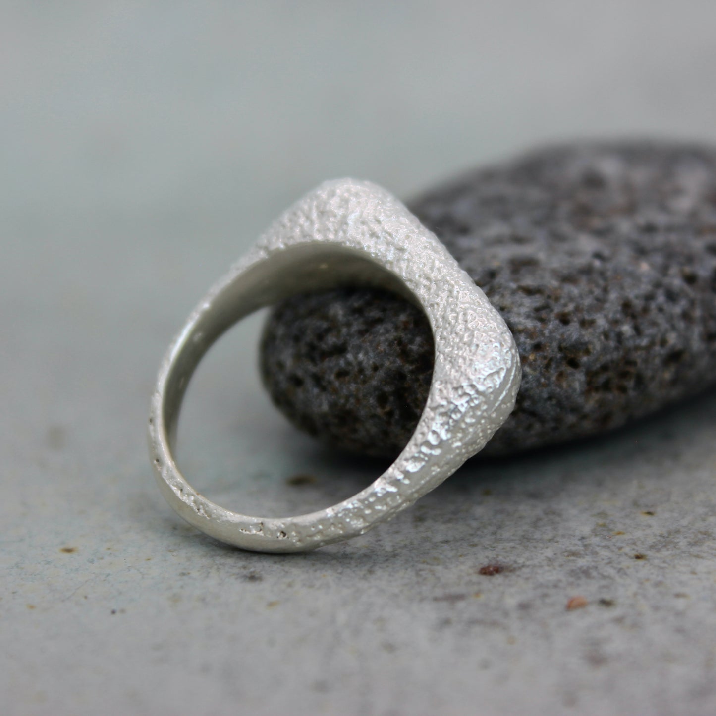 Jigéen Ring | sand texture