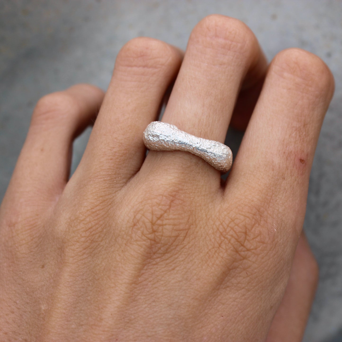 Jigéen Ring | sand texture