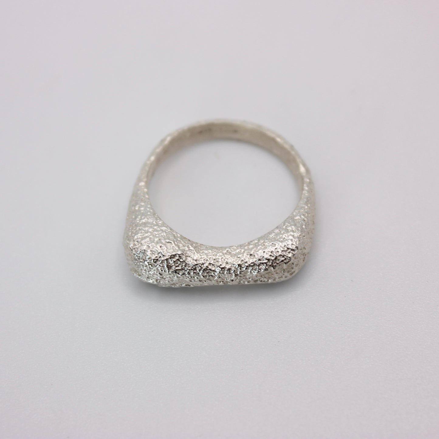 Jigéen Ring | sand texture