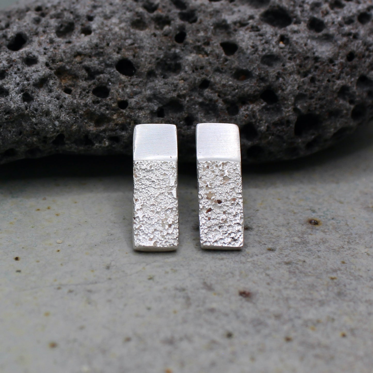 Horizon studs | sand texture