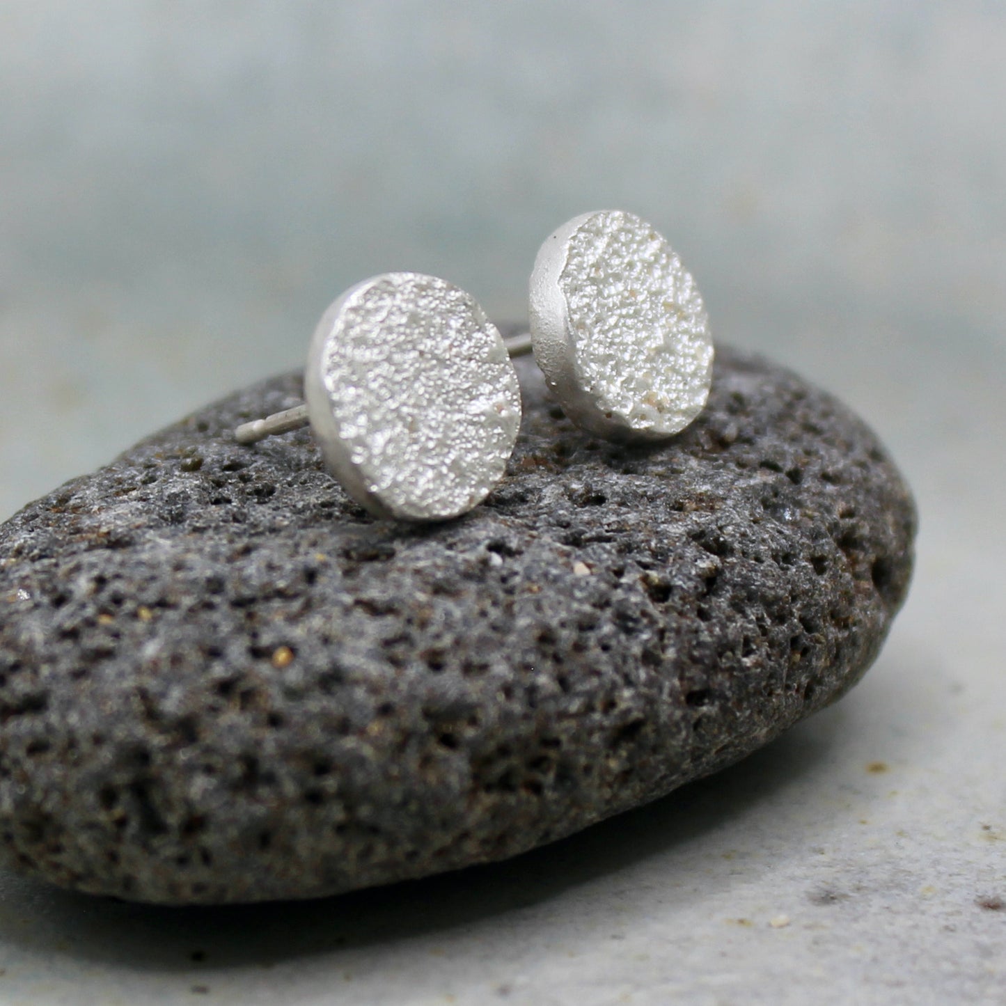 Small Àdduna studs | sand texture