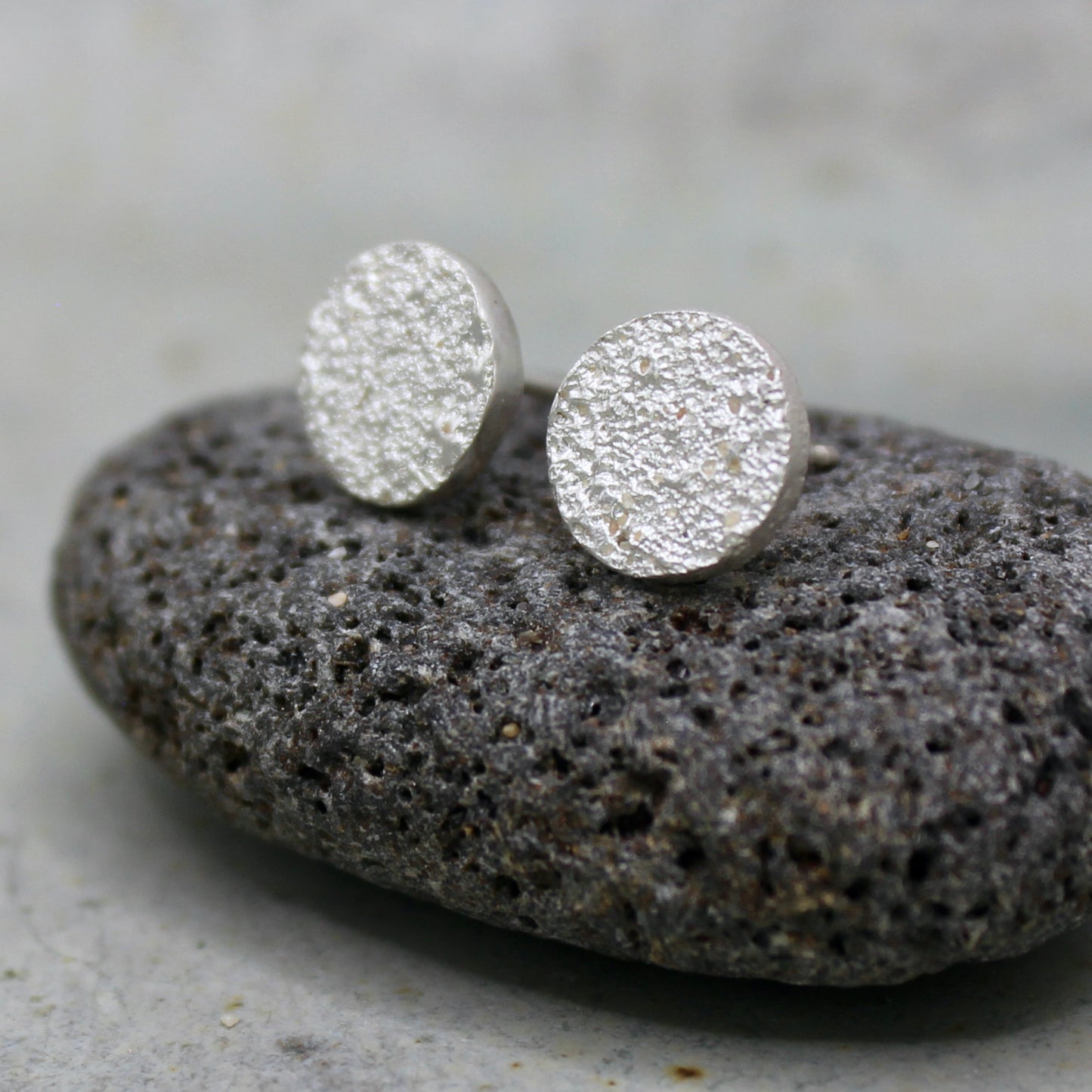 Small Àdduna studs | sand texture