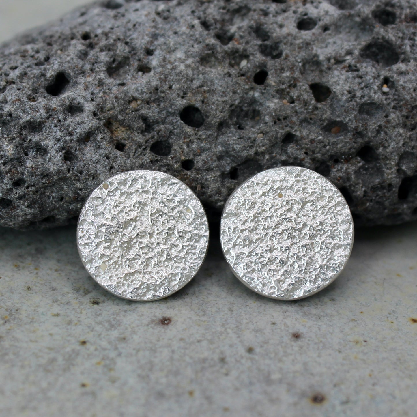 Àdduna studs | sand texture