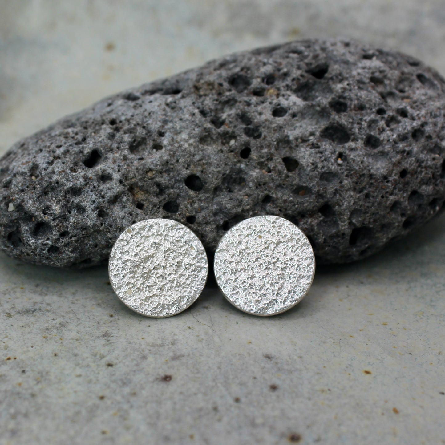 Àdduna studs | sand texture