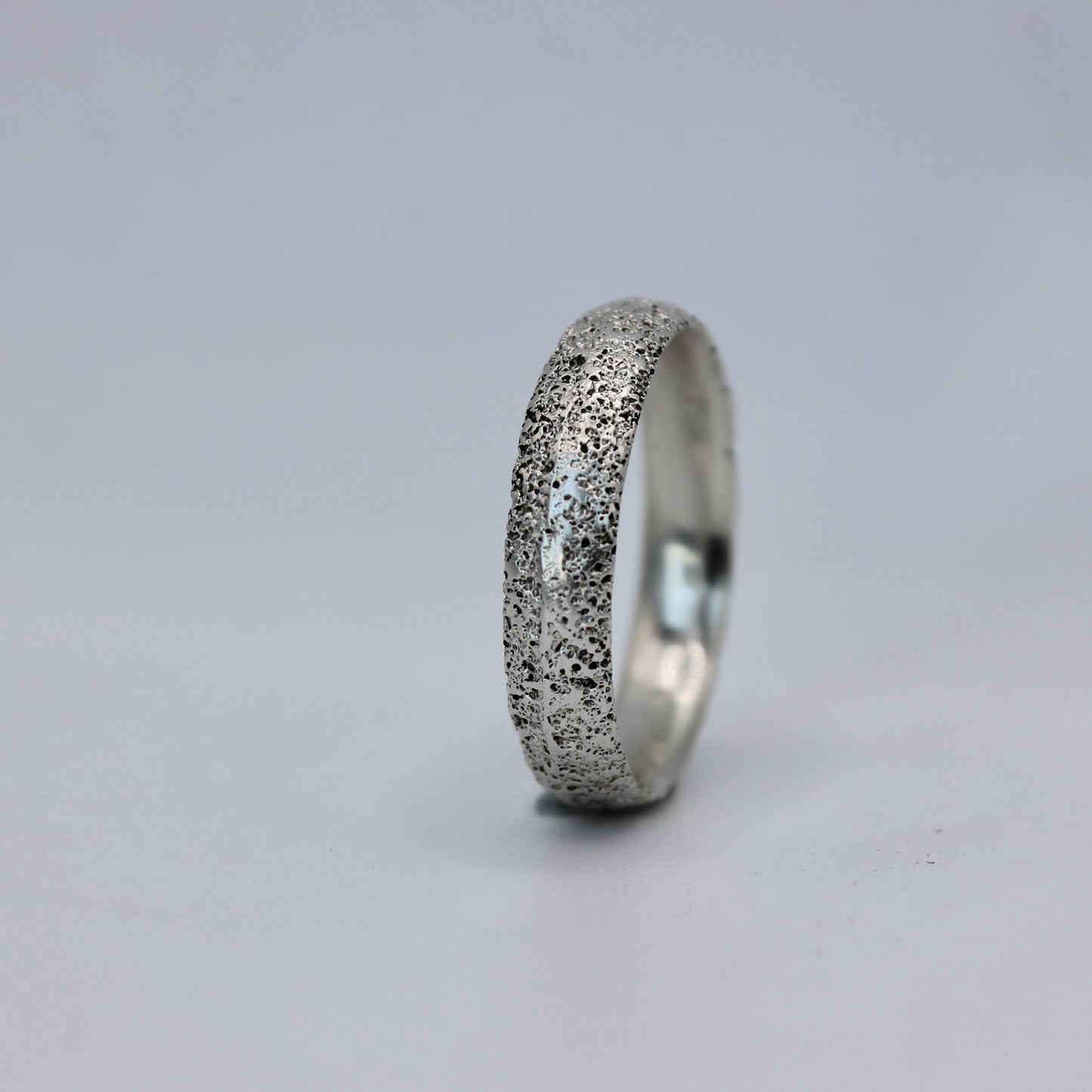 Mbégté ring | sand texture