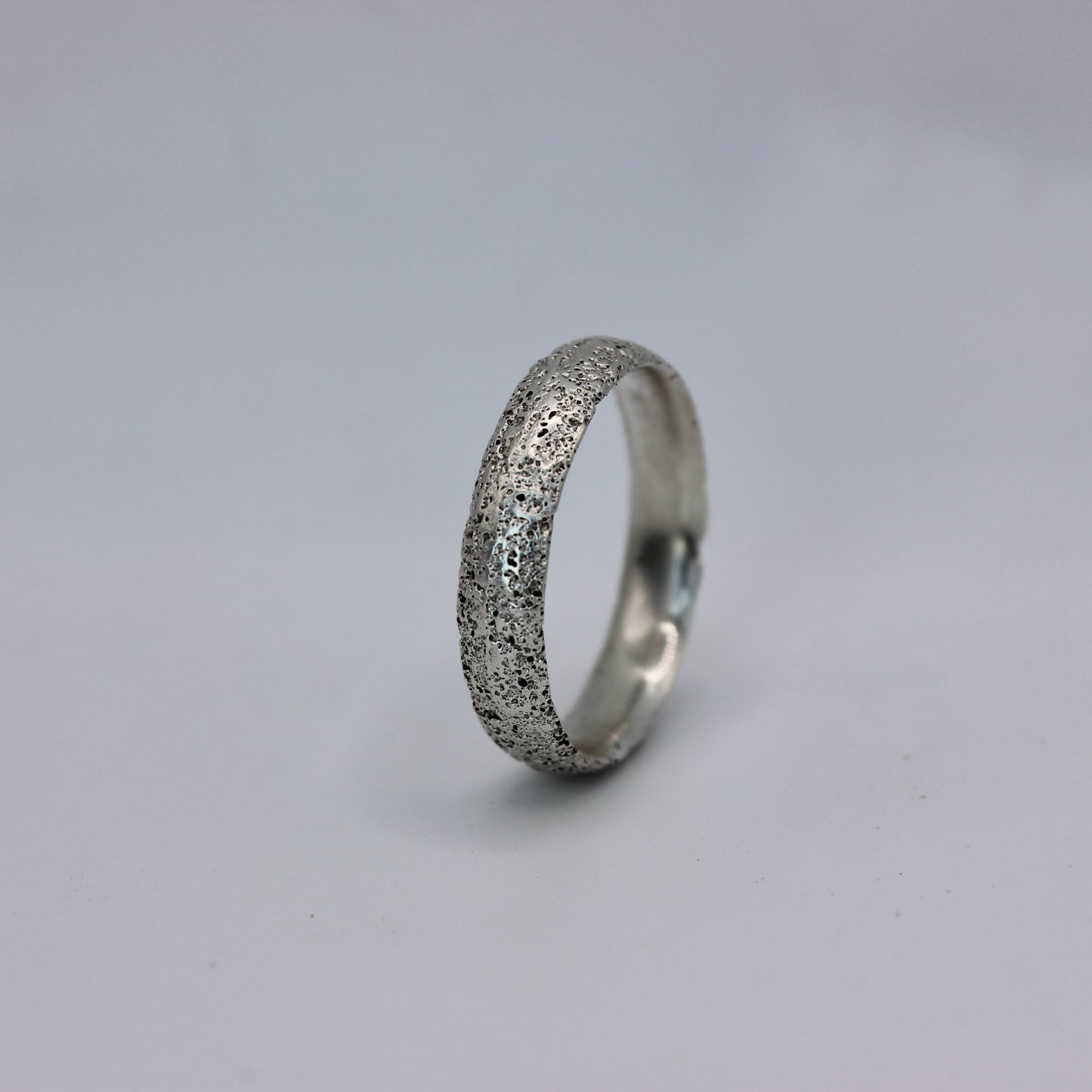 Mbégté ring | sand texture