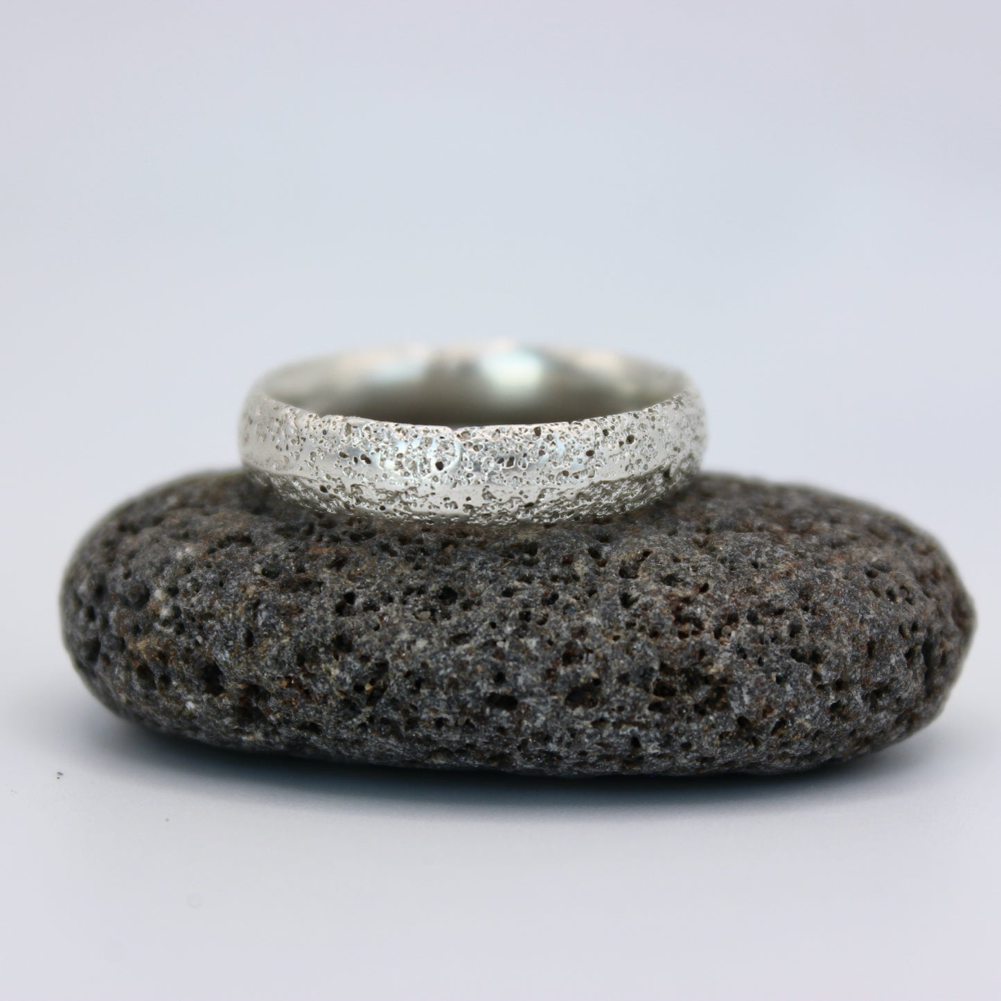 Mbégté ring | sand texture